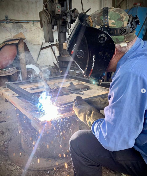 Trabajo de fabricación base de lavadora industrial.png Fulton de 20 HP